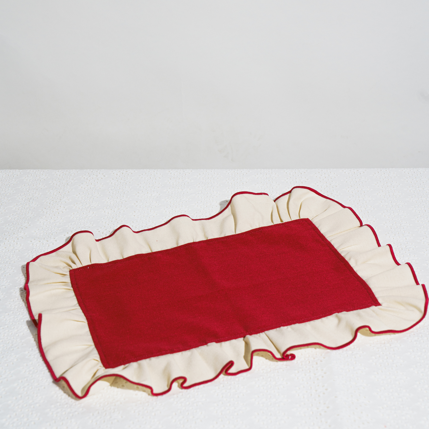 ruffled placemat red & cream